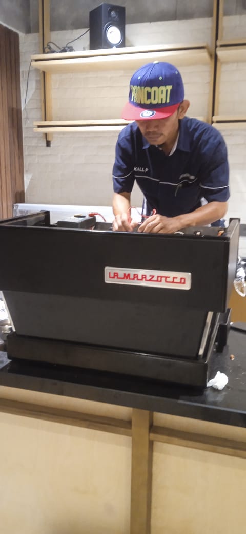 Teknisi Japaringgo Utama memperbaiki mesin La Marzocco
